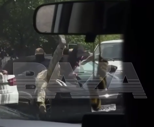 Махачкала в шоке: Водитель Zeekr сбил силовиков и укатил в закат: видео