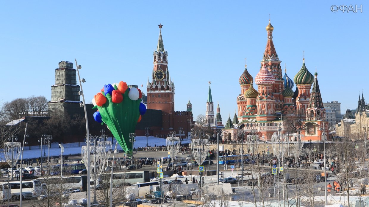 Москвичек поздравили с 8 Марта гигантскими тюльпанами в небе