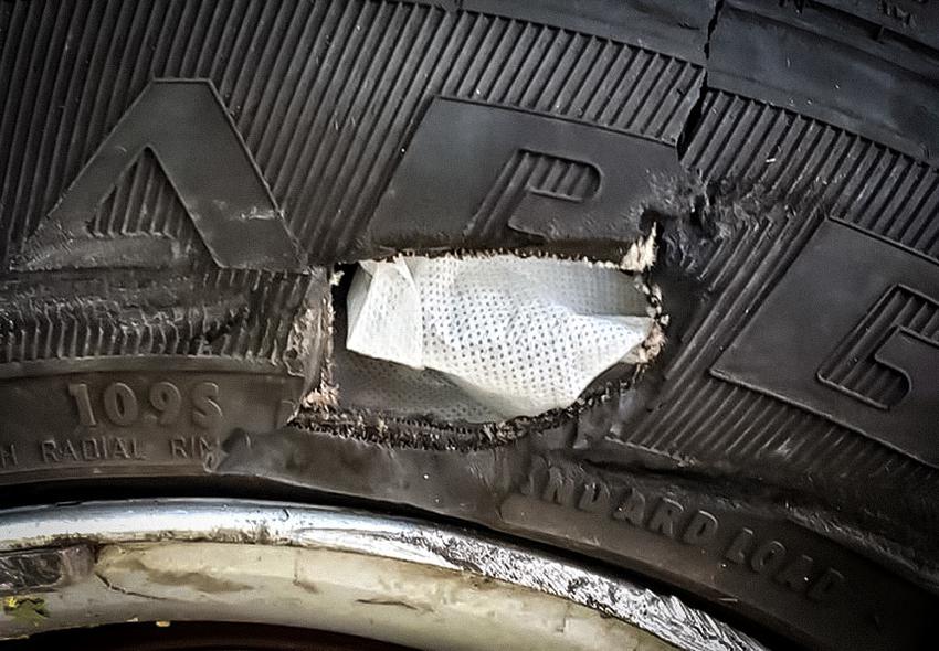 Американец пытался починить спущенные шины пластырем невероятное на дорогах,ремонт автомобилей,юмор