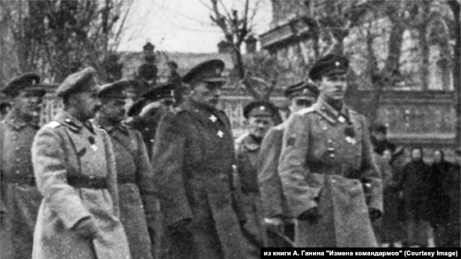 Адмирал А. В. Колчак с генералами Б. П. Богословским и Р. Гайдой в Екатеринбурге. Май 1919 г.