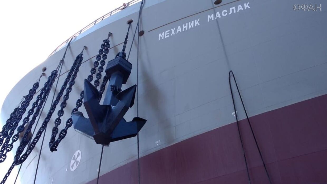 Траулер «Механик Маслак» спустили на воду в Петербурге