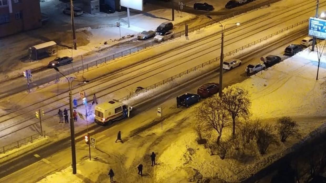 Пешеход попал под колеса автомобиля на проспекте Авиаконструкторов в Петербурге