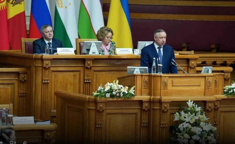 История повторяется: флаги Украины в Санкт-Петербурге История повторяется: флаги Украины в Санкт-Петербурге РФ