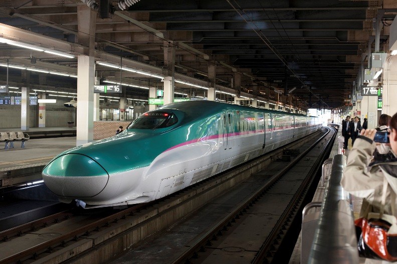 самый быстрый скоростной поезд в Японии Shinkansen. фото