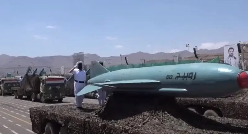 Йеменские хуситы утверждают, что атаковали корабль ВМС США в Красном море баллистическими ракетами и дронами