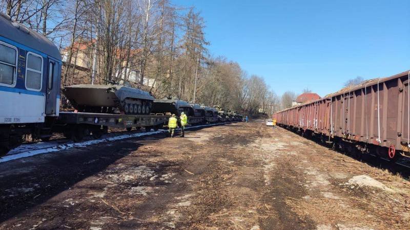 Появились кадры отправки чешских танков на Украину Новости