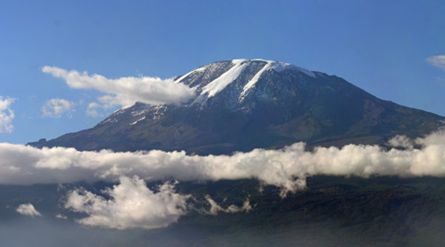 Килиманджаро Великая гора потеряет свой снежный покров уже в ближайшее десятилетие. Всего за век Килиманджаро уже лишилась 92% снегов и те, кто хотят застать ее первозданную красоту, должны поторопиться.
