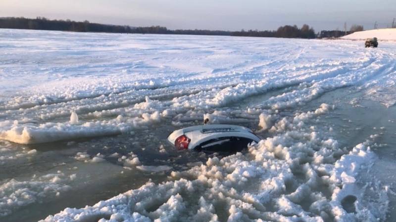 Автомобиль с рыбаком провалился под лед на Волге в Нижегородской области
