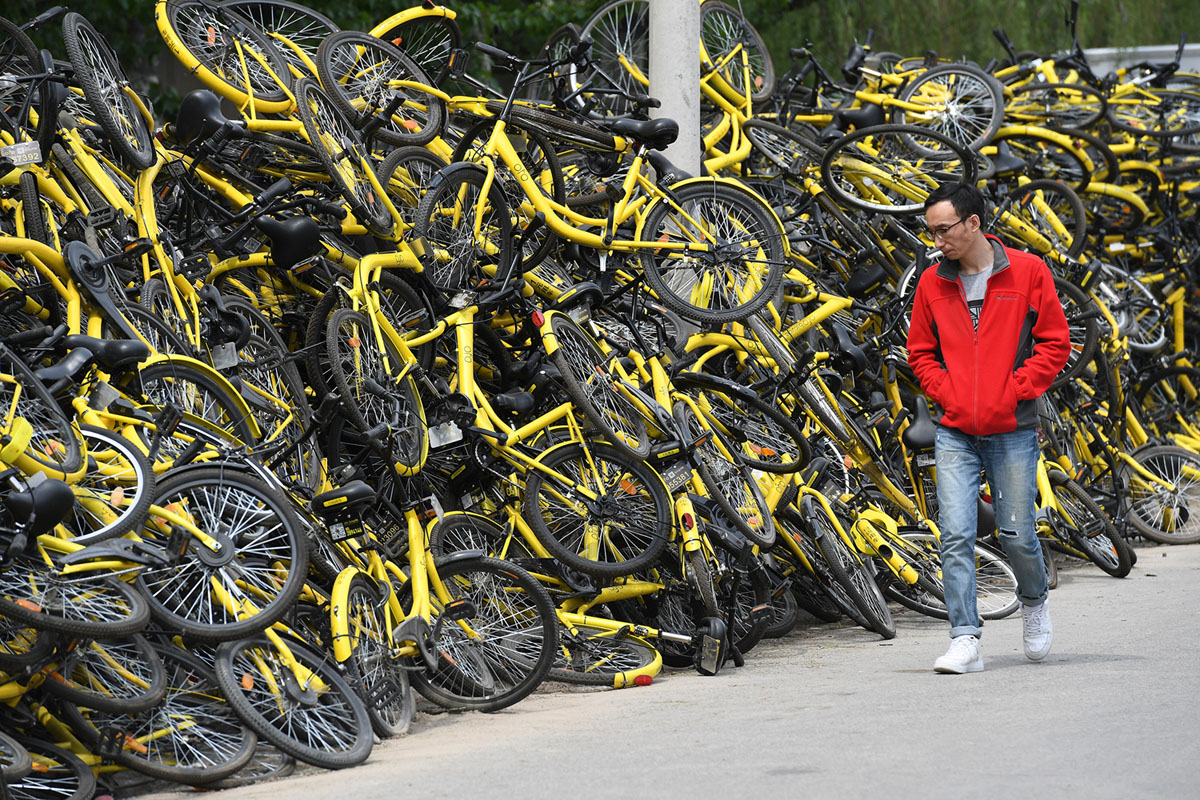 Побочный эффект: как велосипеды наводнили Китай велосипедов, Шанхае, велосипеды, провинция,  Велосипеды, августа, разных, неиспользуемых, десятки, компаний, марта, ноября, Пекине, Bluegogo, районе,  Рабочий, прокатных, возле, Mobike, груды