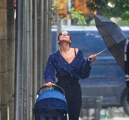 Непогода нипочем: Ирина Шейк на прогулке с дочерью Леей в дождливом Нью-Йорке дождь, модель, Ирина, похоже, вчера, солнце, завышенной, SelfPortrait, жемчугом, украшенный, свитер, темносиний, талией, 34летняя, брюки, обтягивающие, образ, выбрала, выхода, своего