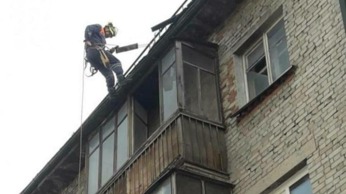 В Барнауле спасатели через крышу попали в квартиру мужчины, вызвавшего скорую