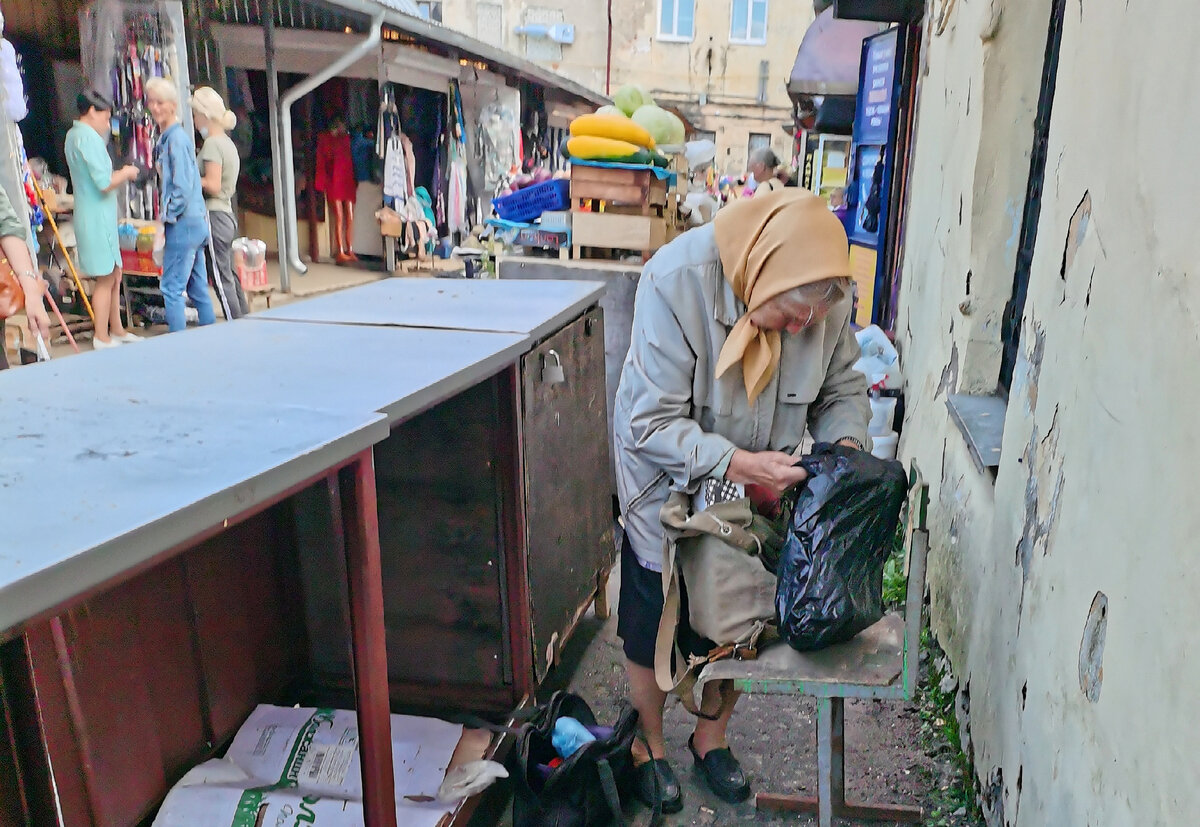 Одной 88 лет, другой 90: Зачем бабушки-старушки приходят на рынок торговать. Разговор по душам в российской глубинке Истории из жизни,отношения,эту страну не победить