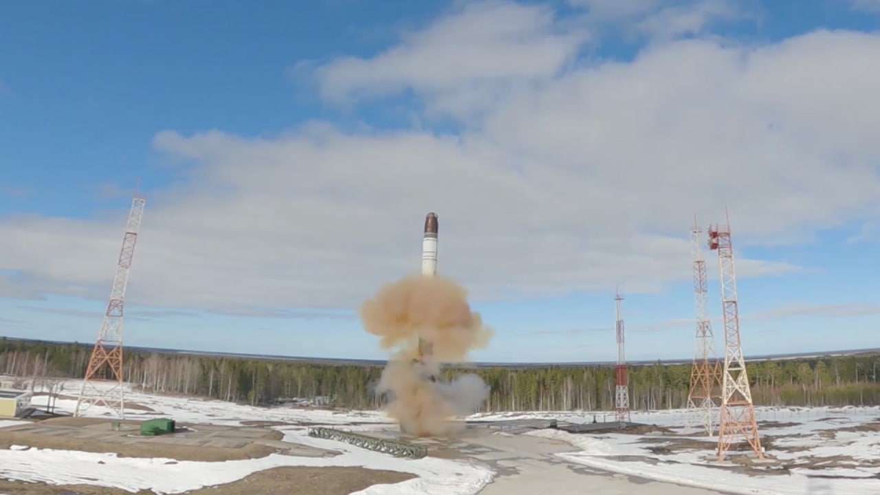 Командующий РВСН Каракаев отметил способность ракеты «Сармат» летать через полюса Земли