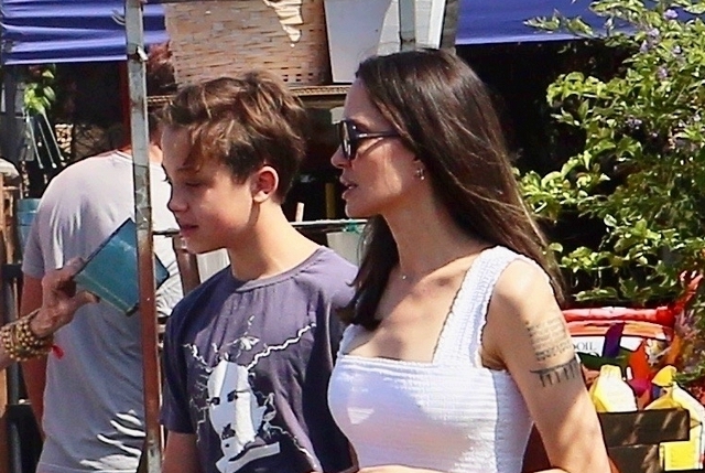 Off-Duty: Анджелина Джоли на прогулке с сыном Ноксом в Лос-Анджелесе Звездные дети