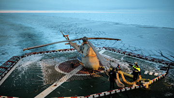 Вертолетная площадка на палубе атомного ледокола «50 лет Победы» в Северном Ледовитом океане
