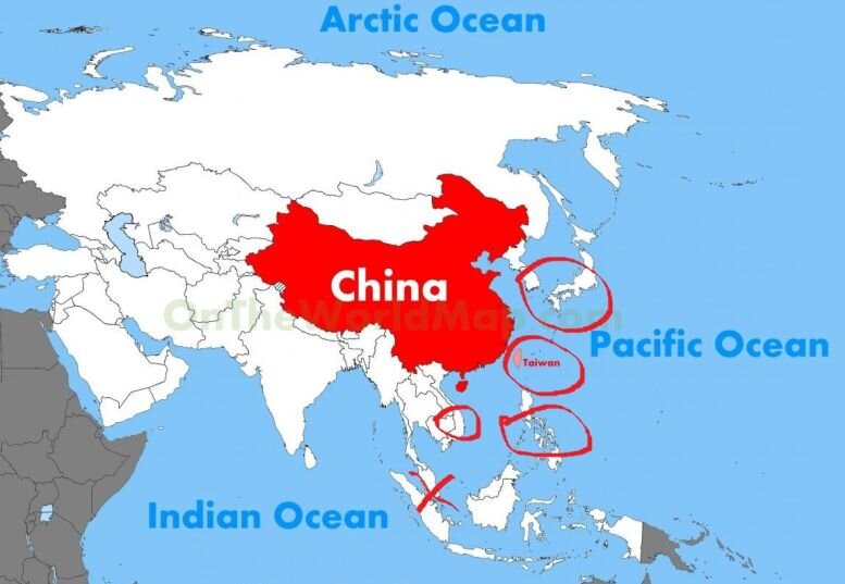 Китай на карте Азии. К востоку и югу от него - сплошные враждебные государства. Крестом обозначен Малаккский пролив, через который Китай сегодня получает часть энергоносителей и много продовольствия