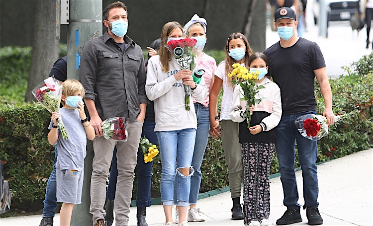 Бен Аффлек и Мэтт Дэймон вышли на шествие вместе с детьми — "картонная" Ана Де Армас осталась дома