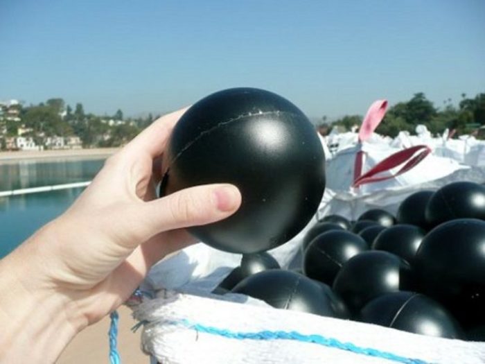 Зачем в водохранилище Лос-Анджелеса сбросили миллионы черных шаров