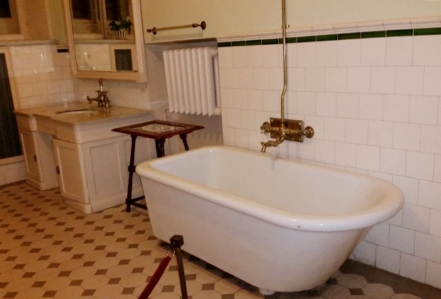 «Горки Ленинские», ванная комната, где, со слов сотрудников, делали вскрытие тела Ленина.