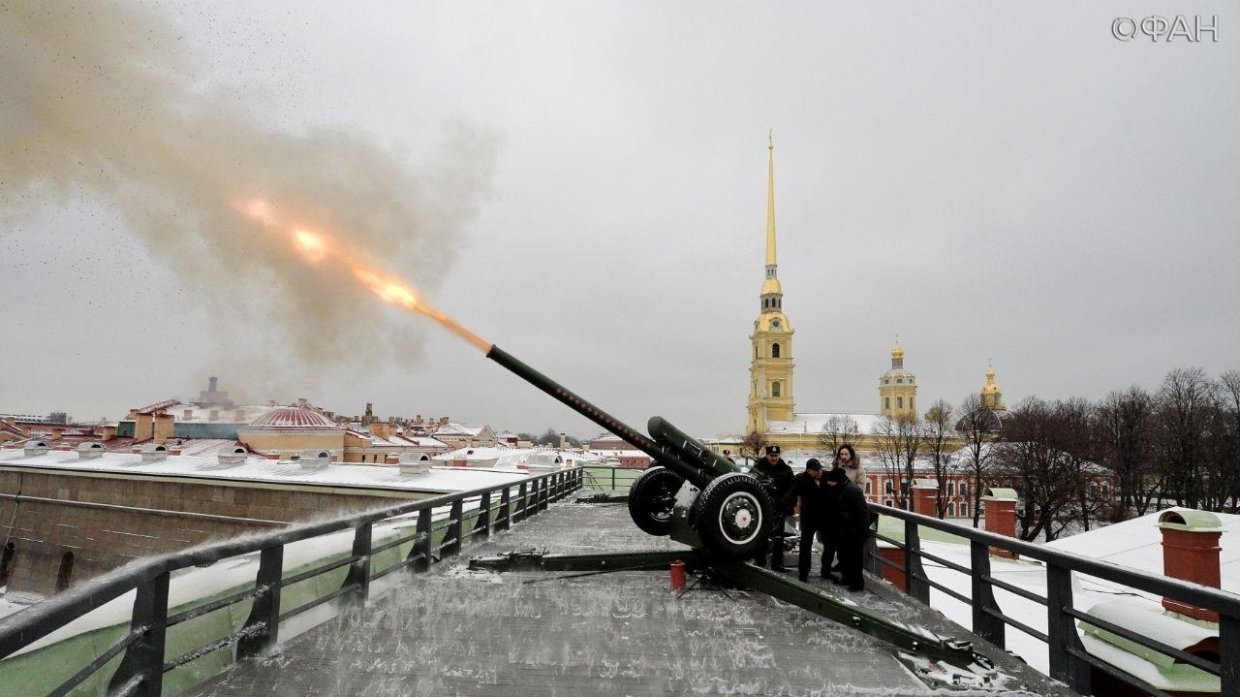 Полуденный выстрел с петропавловской. Пушки Петропавловской крепости в Санкт-Петербурге. Пушки с Нарышкина бастиона Петропавловской крепости.