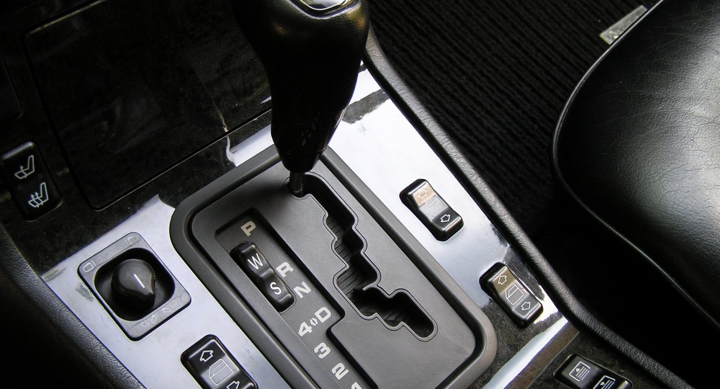 Можно ли переключать селектор АКПП во время движения?