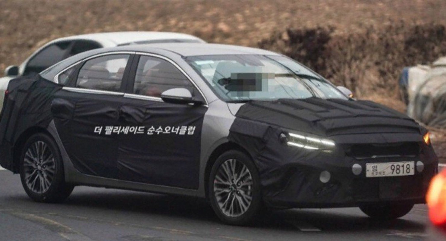 Компания Kia готовит к премьере рестайлинговый седан Cerato