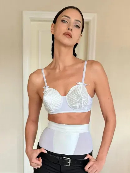 Ирина Шейк вышла на прогулку с дочерью Леей в Нью-Йорке