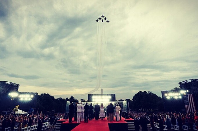 Мелания Трамп в белом платье под дождем на праздновании Дня независимости США Мелания Трамп в белом платье под дождем на праздновании Дня независимости США Звездный стиль