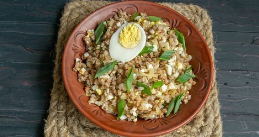 Гречневая каша с яйцами и луком: вкусное второе блюдо