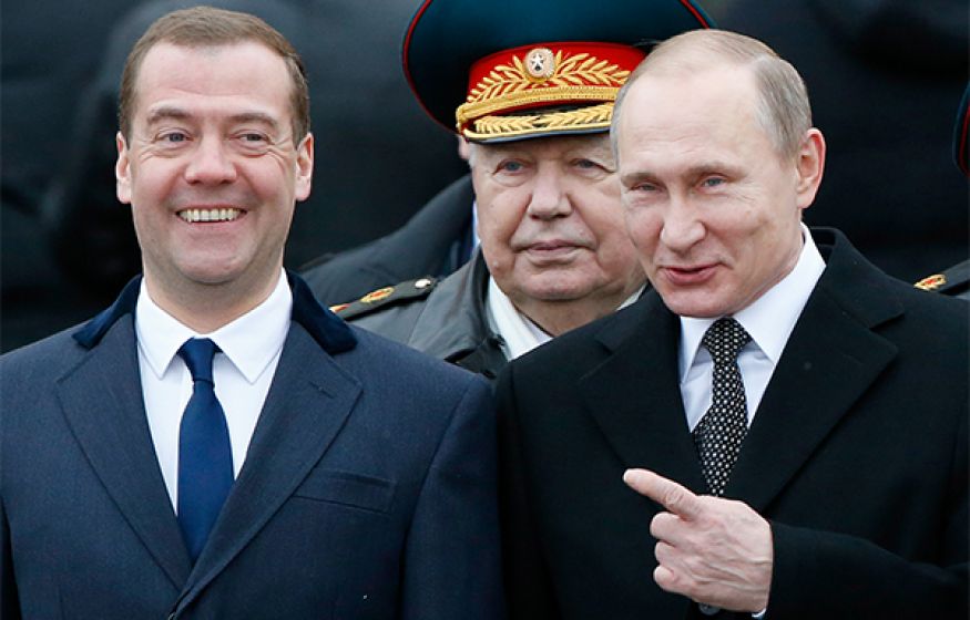 «Путин пообещал ему, что он снова станет президентом»: Зыгарь объяснил перемену образа Медведева