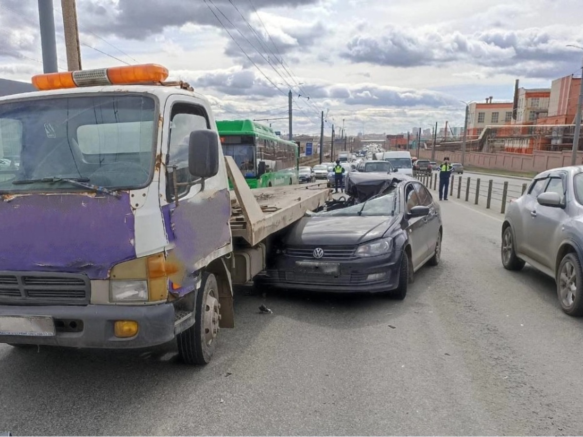 Автомобиль лишился крыши во время ДТП с эвакуатором в Челябинске