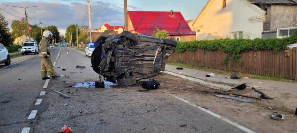 Двое погибли, двое травмированы при столкновении машины с домом