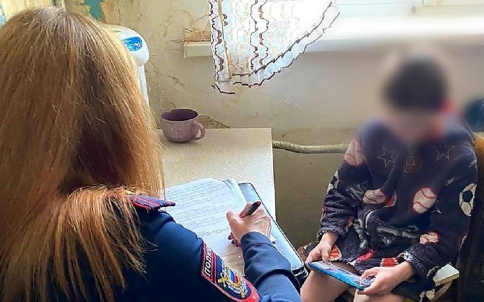 В Пронском районе пьющая мать бросила 7-летнего ребенка на соседей