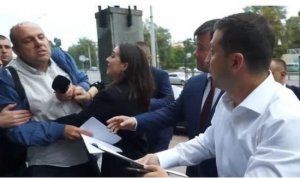 Появилось видео нападения пресс-секретаря Зеленского на украинского журналиста