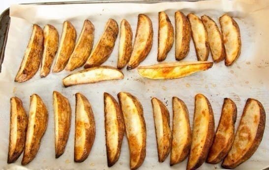 Запеченные картофельные дольки. Это блюдо вам не может не понравиться