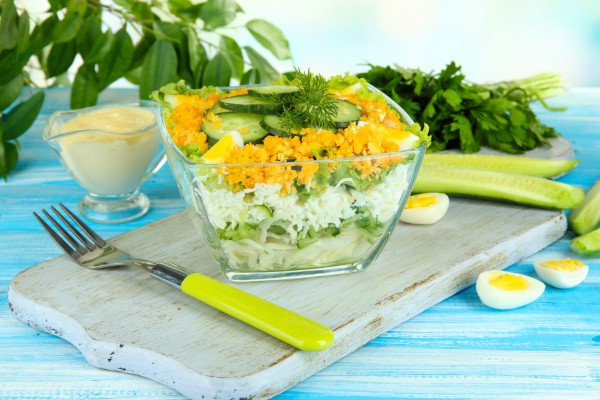 Слоеный салат из огурцов, яиц и капусты