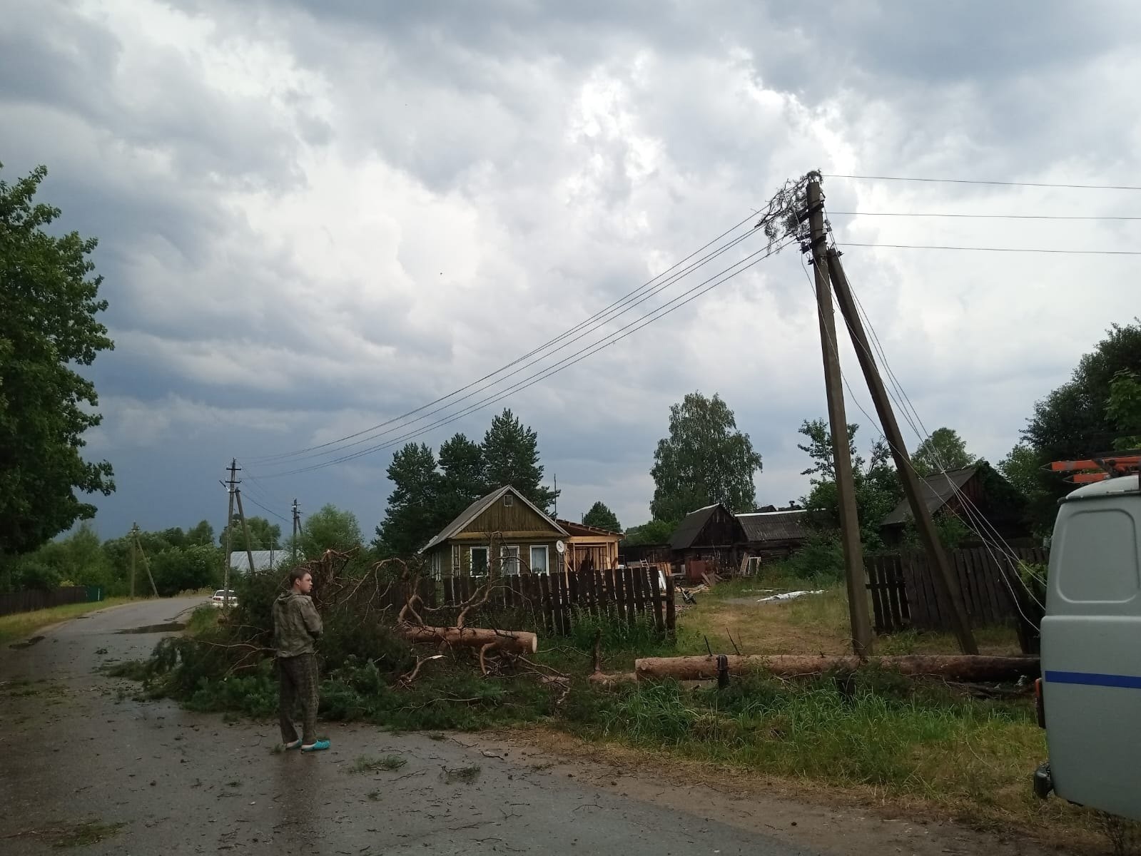 С поваленными деревьями и без электричества: ураган прошел в Первомайском округе