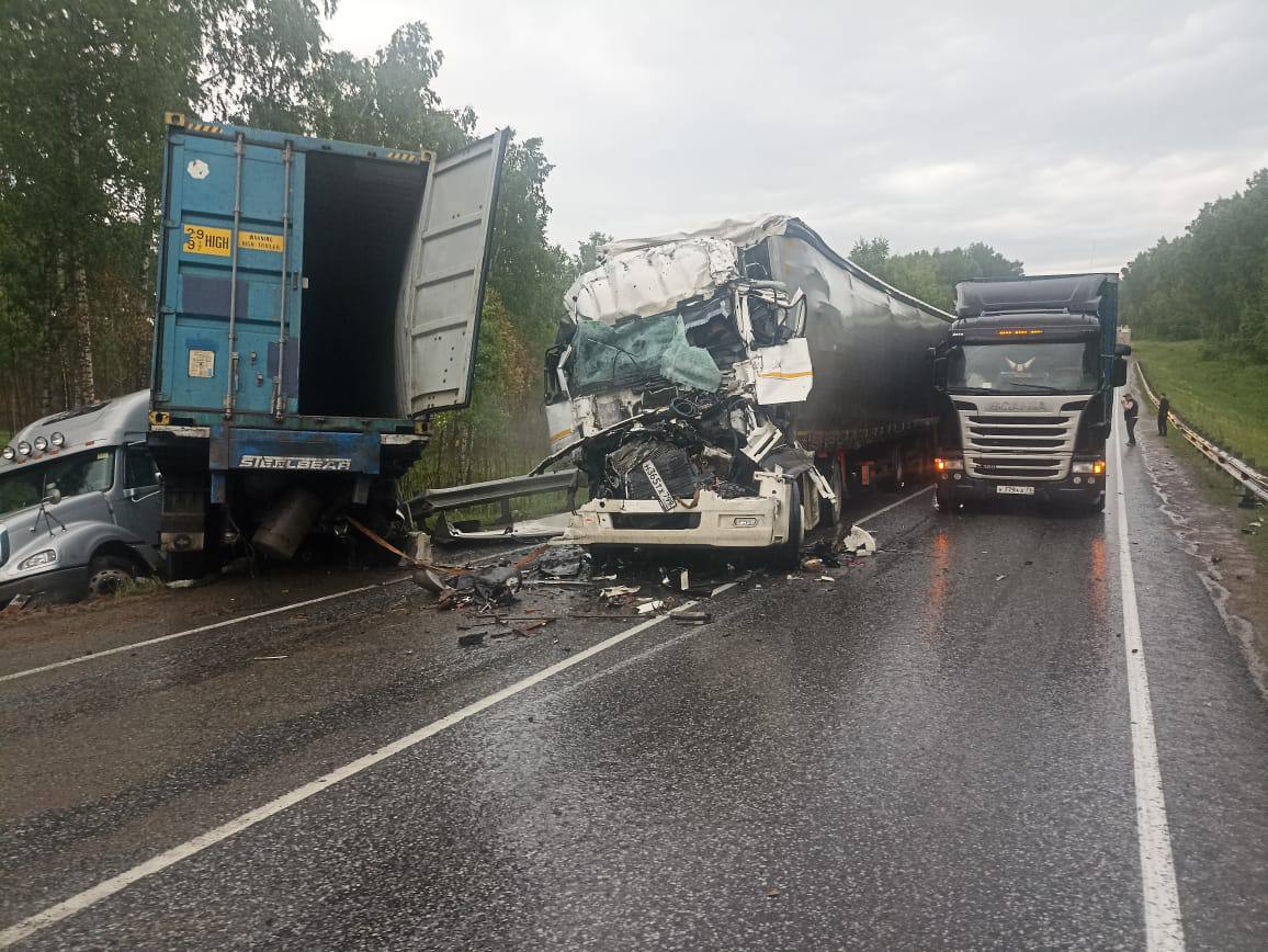 Водитель КАМАЗа погиб в серьезной аварии на трассе в Красноярском крае