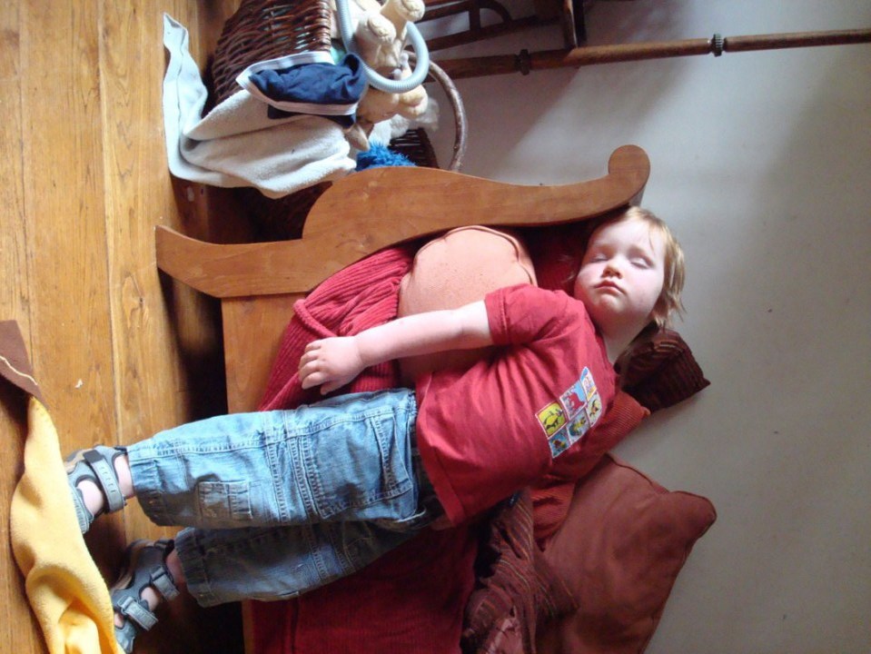 дети спят где попало 