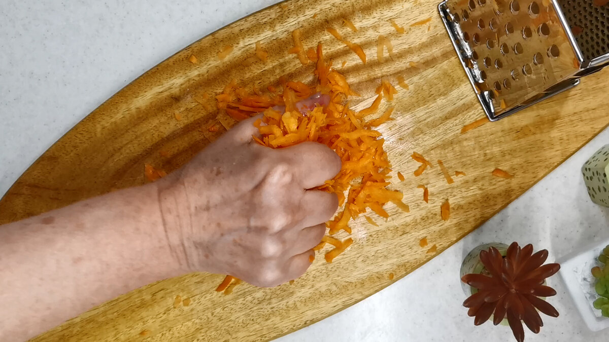 У меня все кабачки сейчас уходят на вкуснейшие котлеты. Часть съедаем сразу, остальное в морозилку и зимой едим У меня все кабачки сейчас уходят на вкуснейшие котлеты. Часть съедаем сразу, остальное в морозилку и зимой едим котлеты, перец, крупной, только, очень, сразу, проминаем, овощные, можно, сметана, укроп, чеснок, присаливаем, слегка, просто, сухарях, минут, зимой, выкладываем, сухари