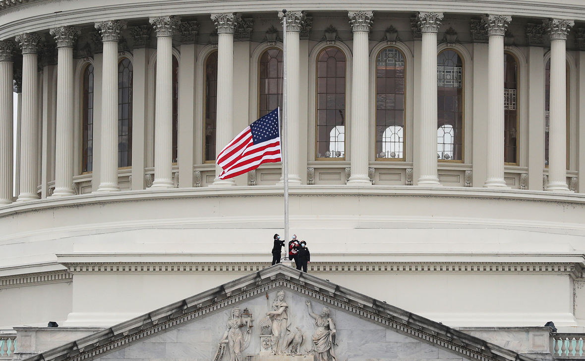 В США на пять дней приспустят флаги в память о жертвах COVID-19 