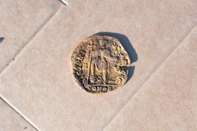 Еще один золотой солид так же оказался чеканки императора Валентиана III Клады, археология, интересно, история, скелеты
