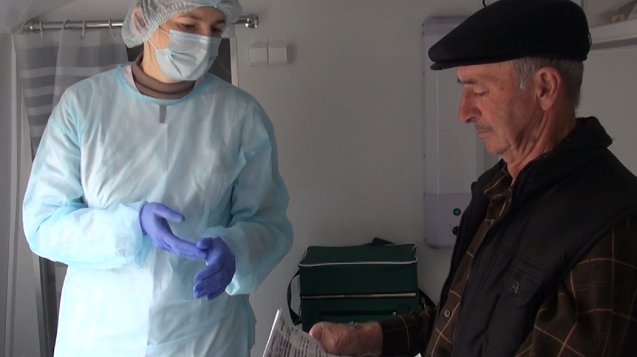 В Москве привитым пенсионерам раздали подарочные наборы