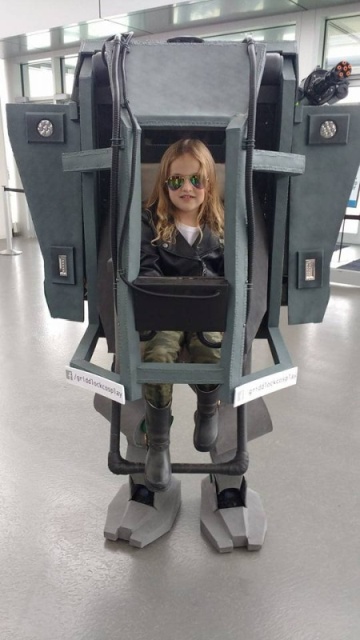 Отец собрал крутой костюм в виде робота для своей дочки девочки, самодельный, далее, Смотрим, самого, силой, мышечной, действие, приводится, ребенок, располагается, которого, внутри, робот, Хэллоуине, можно, крутым, самым, станет, точно
