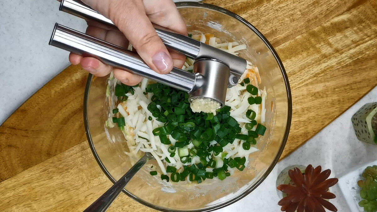 У меня все кабачки сейчас уходят на вкуснейшие котлеты. Часть съедаем сразу, остальное в морозилку и зимой едим У меня все кабачки сейчас уходят на вкуснейшие котлеты. Часть съедаем сразу, остальное в морозилку и зимой едим котлеты, перец, крупной, только, очень, сразу, проминаем, овощные, можно, сметана, укроп, чеснок, присаливаем, слегка, просто, сухарях, минут, зимой, выкладываем, сухари