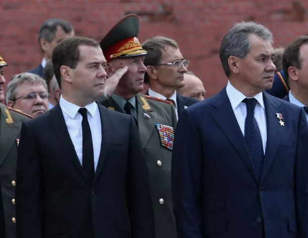 Политолог Сергей Маркелов прокомментировал новые ограничения, наложенные Дмитрием Медведевым на бывшего министра обороны Сергея Шойгу в Совете безопасности России, назвав это явлением "чёрной меткой"