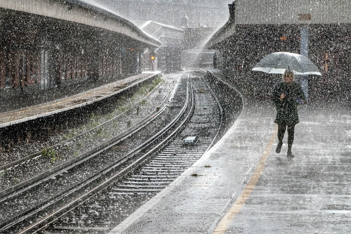 "Просто гуляю под дождем". Фото: Адриан Кэмпфилд, Лондон.