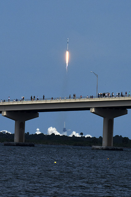 В США состоялся исторический запуск ракеты компании SpaceX: как это было SpaceX, своих, астронавтов, запуск, назад, Херли, событие, ракеты, должно, Dragon, чтобы, Дональд, Трамп, удачного, запуска, скрывал, Вчера, Роберт, радостных, эмоцийМеня