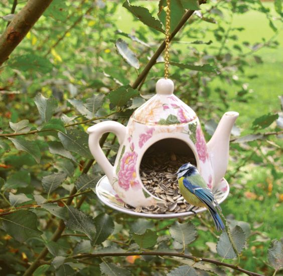 Как чайная пара или заварочный чайник могут превратится в птичий домик или кормушку и украсить собой - ваш сад. Идеи для вдохновения гнездо, будут, воробьи, чайник, каждый, заварочный, использовать, можно, семечки, кормушку, часто, вариант, зернышки, запростоИ, пеночки, домике, таком, гнездоваться, конечно, второй