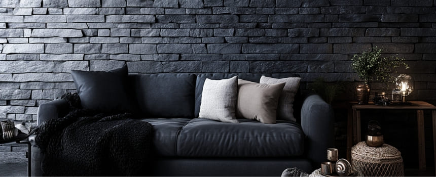 Стена из темного камня